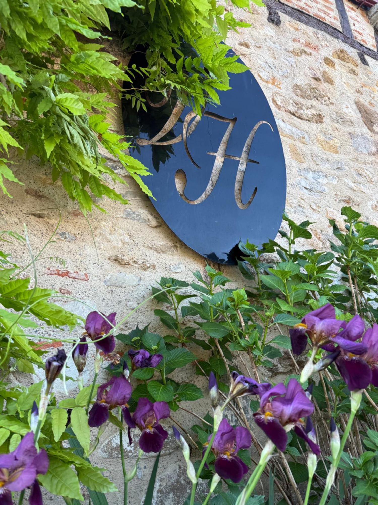 Le Victor Hugo - Hotel Et Restaurant - Logis Hotels Saint-Céré Exterior foto